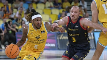Andrew Albicy (i) y Rafa Luz, jugadores del Dreamland Gran Canaria y del Morabanc Andorra, durante el partido de la quinta jornada de la Liga de Endesa que Dreamland Gran Canaria y Morabanc Andorra han disputado este sábado en el Gran Canaria Arena.