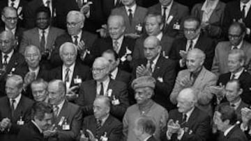 El 17 de octubre de 1986 Juan Antonio Samaranch, entonces presidente del COI, anunciaba que Barcelona acogería los Juegos Olímpicos de 1992. En la imagen, Samaranch felicita al entonces alcalde de la Ciudad Condal, Pasqual Maragall.