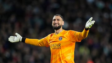 BARCELONA, 16/04/2024.- El guardameta italiano del PSG, Gianluigi Donnarumma, durante el encuentro correspondiente a la vuelta de los cuartos de final de la Liga de Campeones que FC Barcelona y PSG disputan hoy martes en el Olímpico Lluis Company, en Barcelona. EFE/Siu Wu.
