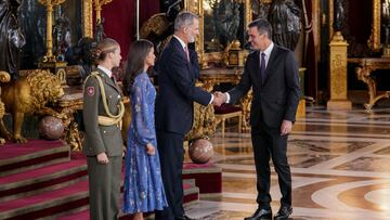 (I-D) La Princesa Leonor; la Reina Letizia y el Rey Felipe VI, que saluda al presidente del Gobierno en funciones, Pedro Sánchez, a su llegada a una recepción con motivo del Día de la Fiesta Nacional de España, en el Palacio Real, a 12 de octubre de 2023, en Madrid (España). El acto es presidido por los Reyes y la Princesa de Asturias después del acto solemne de homenaje a la Bandera Nacional y el desfile militar que se ha celebrado en la Plaza de Cánovas del Castillo. La conmemoración de la Fiesta Nacional tiene como finalidad recordar solemnemente momentos de la historia colectiva que forman parte del patrimonio histórico, cultural y social común, asumido como tal por la gran mayoría de los ciudadanos. Esta es la primera vez que la Princesa Leonor asiste a la recepción que ofrecen los Reyes a autoridades y sociedad civil.
12 OCTUBRE 2023;PRINCESA DE ASTURIAS;REYES;LEONOR;PALACIO REAL
A. Pérez Meca / Europa Press
12/10/2023