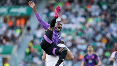 ELCHE, 11/03/2023.- El centrocampista del Valladolid Martin Hongla cae tras saltar con el delantero argentino del Elche Lucas Boyé (i) durante el partido de Liga que el Elche y el Valladolid disputan este sábado en el estadio Martínez Valero de Elche. EFE / Manuel Lorenzo