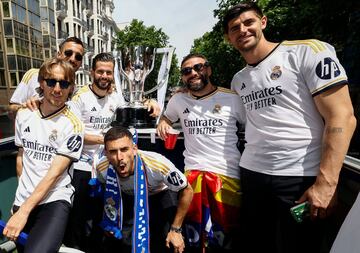 Luka Modric, Dani Ceballos, Nacho, Joselu, Carvajal y Courtois en el autobús de la celebración del Madrid.