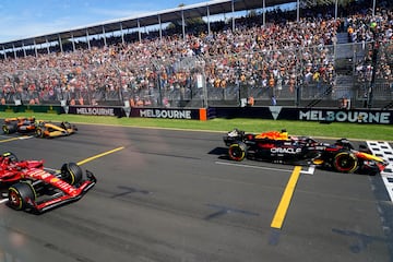 Primera línea de salida con el Red Bull de Max Verstappen, y el Ferrari de Carlos Sainz.
