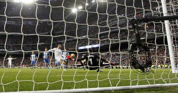 Gol 3-2 Cristiano Ronaldo de penalti. Roberto paró el lanzamiento del portugués desde el punto de penalti, pero el rechace lo aprovechó para marcar el madridista