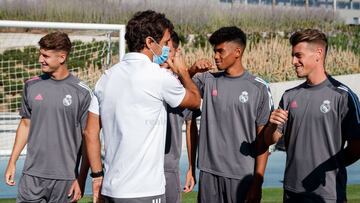 Raúl, con algunos de sus jugadores del Castilla.