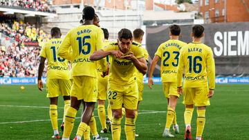 MADRID , 22/02/2025.- El delantero del Villarreal Ayoze Pérez (c) celebra el primer gol de su equipo en el partido de LaLiga ante el Rayo que se disputa este sábado en el estadio de Vallecas. EFE/ Kiko Huesca