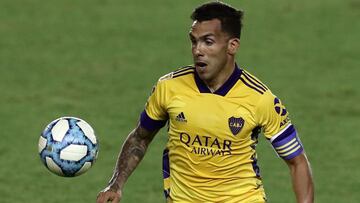 Argentina's Boca Juniors forward Carlos Tevez eyes the ball during an Argentina First Division football match against Argentina's Lanus at the Nestor Diaz Perez stadium, in Lanus, Buenos Aires province, Argentina, on October 31, 2020. (Photo by ALEJANDRO PAGNI / POOL ARGRA / AFP)