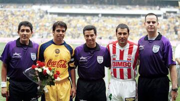 MEXSPORT DIGITAL IMAGE
26 MAY 2002:  General view of America captain Pardo (L), referee Armando Archundia (C) and Salvador Cabrera captain of Necaxa (R), during 2002 summer tournament championship game./Vista genral del capitan del America Pavel pardo (I), el arbitro Armando Archundia (C) y Salvador Cabrera capitan del Necaxa (D) durante el juego de campeonato del torneo de verano 2002. MEXSPORT/DAVID LEAH