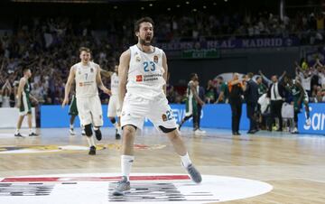 Sergio Llull celebra una canasta.