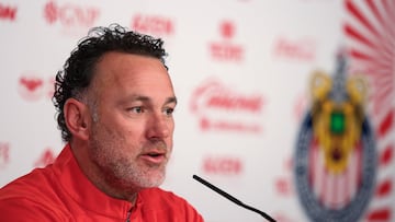 MEX3469. GUADALAJARA (MÉXICO), 27/05/2025.- El argentino Gabriel Milito, habla durante su presentación como nuevo entrenador del Guadalajara este martes en la ciudad de Guadalajara, Jalisco (México). Milito, entrenador de las Chivas del Guadalajara, aseguró que anhela hacer un buen trabajo para quedarse por muchos años en su nuevo equipo, al que sueña con llevarlo lejos. EFE/ Francisco Guasco