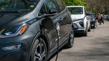The cost of charging an electric vehicle is less than that of a gasoline car. We explain how much it costs to charge an electric car and how long it takes.
