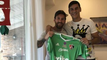 El guardameta de los rojinegros presumi&oacute; pasar A&ntilde;o Nuevo a lado del astro argentino del Barcelona, y aprovech&oacute; para regalarle una camiseta de los Zorros.