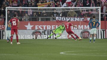 Girona 1-0 Atlético de Madrid | Penalti a favor del Girona tras una falta de Oblak sobre Stuani. El propio delantero se encargó de lanzar la pena máxima, engañando al portero rojiblanco y anotando el gol. 