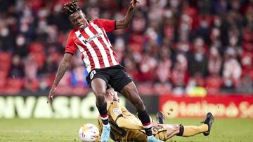 Nico Williams ante Jorge Miramón frente al Levante.