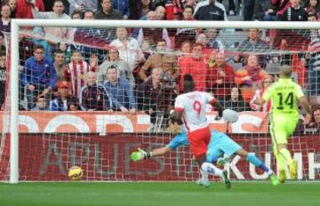 Claudio Bravo del FC Barcelona no logra evitar que Thievy Guivane de la UD Almería marque gol durante el partido de Liga entre el UD Almería y el FC Barcelona