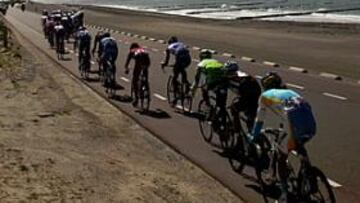 <b>ABANICOS. </b>El viento que entró del Mar del Norte provocó numerosos cortes en el pelotón y bonitas estampas con la carrera en paralelo.