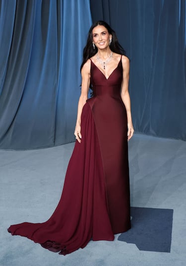 Demi Moore posa en la alfombra roja de la Academy Museum Gala de Hollywood.