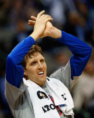 Dirk Nowitzki, celebra la victoria ante los Kings en un partido que difícilmente olvidará.