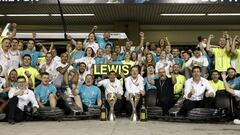 HAMILTON Lewis (gbr), Mercedes AMG F1 GP W10 Hybrid EQ Power+, portrait celebrating victory with the team during the 2019 Formula One World Championship, Abu Dhabi Grand Prix from November 28 to december 1 in Yas Marina - Photo DPPI
 
 
 01/12/2019 ONLY FOR USE IN SPAIN