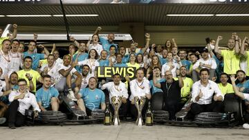 HAMILTON Lewis (gbr), Mercedes AMG F1 GP W10 Hybrid EQ Power+, portrait celebrating victory with the team during the 2019 Formula One World Championship, Abu Dhabi Grand Prix from November 28 to december 1 in Yas Marina - Photo DPPI
 
 
 01/12/2019 ONLY FOR USE IN SPAIN