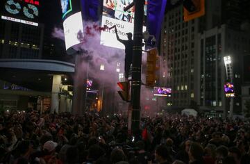 Los seguidores de Toronto Raptors salieron a las calles de la capital de la provincia de Ontario para celebrar por todo lo alto la consecución del anillo de la NBA tras derrotar en las finales a Golden State Warriors. 