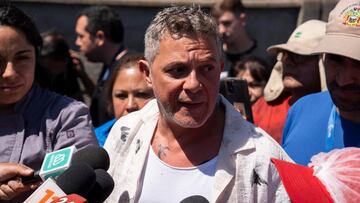 Alejandro Sanz visita a los damnificados en Viña y se emociona con lo que se encuentra ahí: “Es un sitio que ha sufrido mucho”
