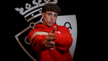 Víctor Muñoz posa para AS en El Sadar.