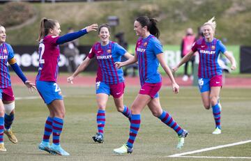 Primer gol del FC Barcelona Femenino. Engen cazó un rechace tras un cabezazo al larguero y no perdonó por bajo.