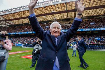 Arsenio Iglesias, el Zorro de Arteixo, jugó en cuatro equipos y entrenó en ocho clubes, pero su figura estará siempre ligada al Deportivo. En A Coruña debutó como jugador y como entrenador, y con él en el banquillo la formación herculina logró el primer título de su historia: la Copa del Rey de 1995. Arsenio es el referente de un equipo que marcó una época en el fútbol español: el Superdepor. El gallego se estrenó como jugador en Primera con el Deportivo, donde disputó 146 partidos y marcó 33 goles, durante seis temporadas. También jugó en el Sevilla, el Granada y el Oviedo, hasta su retirada en 1965, a los 34 años. En total, Arsenio, que jugaba de delantero, disputó 328 partidos y metió 82 goles. Más exitosa fue su andadura como técnico. En su primera oportunidad con el Depor, en la campaña 1970-71, logró el ascenso a Primera, gesta que volvió a conseguir en 1991. Ahí empezó la época dorada. Arsenio estuvo a los mandos del equipo coruñés en 538 partidos y 14 temporadas, en las que sumó dos ascensos, una Copa… y rozó la Liga en 1994 en la noche del famoso penalti de Djukic. También se sentó en los banquillos del Hércules, Zaragoza, con el que logró otro ascenso, Burgos, Elche, Almería y Compostela. Su última experiencia la vivió en el Real Madrid, al que entrenó 19 partidos en el final del curso 1995-96. El 5 de mayo, a sus 92 años, Arsenio dijo su adiós definitivo. A Coruña le llora y le recuerda.