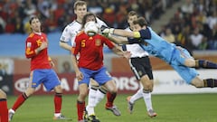 Casillas hace una parada con el Jabulani, en el partido Espa&ntilde;a-Alemania.
 