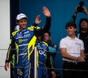 Valentino Rossi se baja del coche