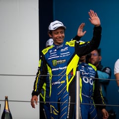 Valentino Rossi se baja del coche