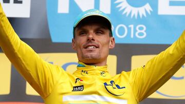 EPA1270. SAINT ETIENNE (FRANCIA), 07/03/2018.- El ciclista espa&ntilde;ol del equipo Astana Pro Team Luis Le&oacute;n S&aacute;nchez celebra en el podio su jersey amarillo de l&iacute;der despu&eacute;s de la cuarta etapa de la Vuelta Ciclista entre Par&iacute;s y Niza, una prueba contrarreloj individual de 18,5 kil&oacute;metros entre las localidades de La Fouillouse y Saint-Etienne (Francia) hoy, 7 de marzo de 2018. EFE/ Sebastien Nogier