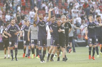 Los jugadores del Real Valladolid celebran en Vallecas la permanencia en Primera.