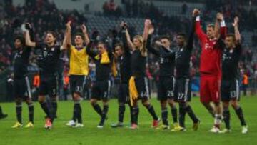 Los jugadores del Bayern celebrando la victoria con su afici&oacute;n.