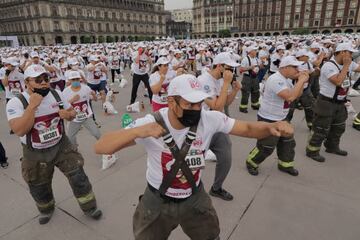 Integrantes del Heroico Cuerpo de Bomberos de la Ciudad de México, durante una multitudinaria clase de boxeo en la explanada del Zócalo de la Ciudad de México.