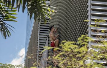El escalador ruso se encaram¨® al edificio de Bancolombia de doce plantas en la ciudad de Medell¨ªn, llegando arriba en tan s¨®lo nueve minutos.