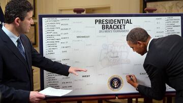 Barack Obama haciendo el bracket del March Madness.