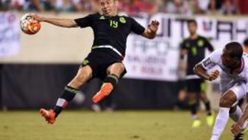 Momento exacto en el que se marca la supuesta falta sobre Oribe Peralta por parte del defensa de Costa Rica Roy Miller.