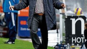 <b>DESPEDIDO. </b>Uribe, en el banquillo del que ya es su ex equipo, el Alavés.