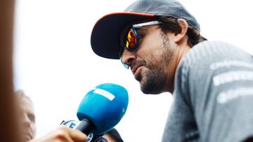 Fernando Alonso hablando con la prensa en Suzuka.