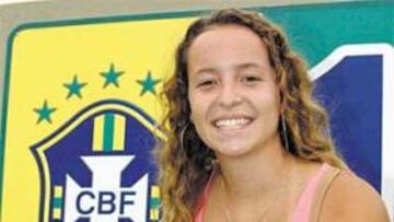 <b>Lo ejemplar es que van y vuelven</b> Nuestros brasileños, digo. Ejemplares son estos tíos, que van a su tierra, ven lo que ven y vuelven sin pestañear. ¿Usted no se quedaría para resolver el misterio de la niña? Según el cartel mide 105x68... ¿Y qué más? ¡Ahhhugggg!