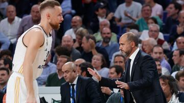 El entrenador del Real Madrid, Chus Mateo, y el alero bosnio Dzanan Musa durante el último partido blanco en la Euroliga, hace dos semanas frente al Barcelona.