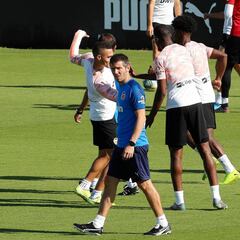 El reto de Celades: hacer útil el 4-3-3 en el Valencia