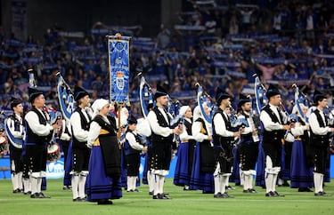 Día grande para el Real Oviedo, el club asturiano regresa a primera división tras 24 años de ausencia. Se celebra con música en la previa al partido.