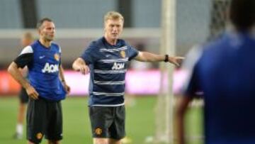 Moyes, con Giggs a su espalda, durante un entrenamiento.