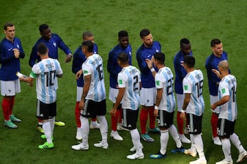 Ambos equipos se saludan.