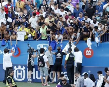 El capitán del Real Madrid se acercó a la grada para firmar autógrafos tras el entrenamiento