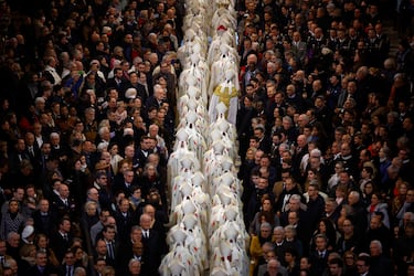 Los miembros del clero abandonan la catedral después de la misa inaugural, con la consagración del altar mayor.