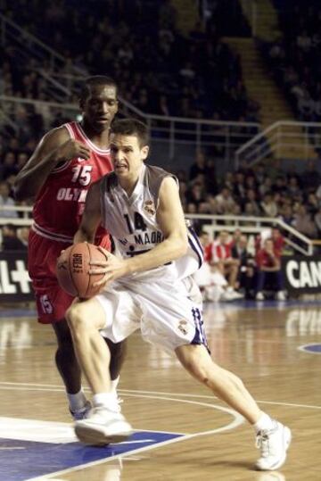 Un joven Raúl López durante el encuentro en Madrid de dieciseisavos de final de la temporada 2000/2001.